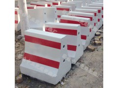 高速公路高度80cm隔离墩，交通隔离墩，种类齐全，闪电发货