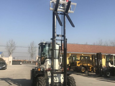 平衡重式内燃机越野叉车 四驱四缸碟