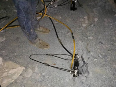 湖里青石矿山开采坚硬的石头机器施工方案