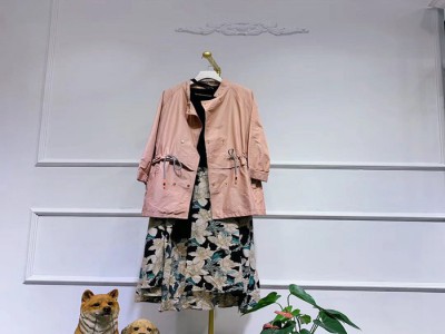 洛米唯亚成都尾货服装加盟品牌货源