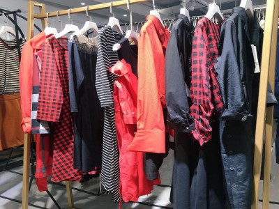 衣道工坊东莞万江尾货服装市场折扣批发震泽服装尾货