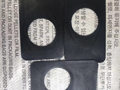 异戊橡胶制品  带孔橡胶垫 橡胶制品