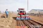 青岛市：我国首次成功自主研发2种大型花生播种机械