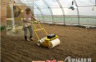 小型电动播种机研制成功