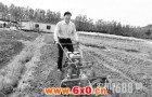 农民蒋国水研发成功轻巧微型旋耕机