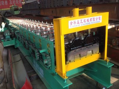 云南彩钢压瓦机生产厂家_金科机械_按需生产688型楼承板机
