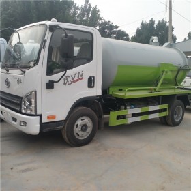 山东解放环卫小型污泥清运车5立方吸污车价格多少钱辆