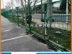 常州框架护栏厂 常州高速公路铁路防护隔离网出厂价 浸塑绿色隔离围栏规格 龙桥厂