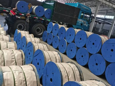 ‌铝包钢绞线‌：兼具防腐与导电性，用于电力地线。