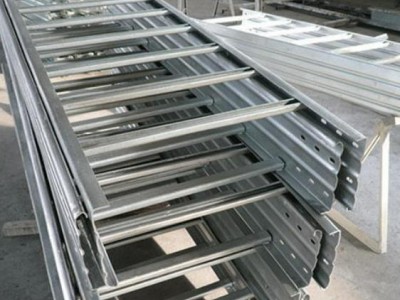 镀锌钢桥架 梯形设计 支撑线缆 坚固耐用